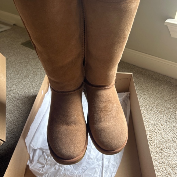 UGG Boots - Picture 4 of 7